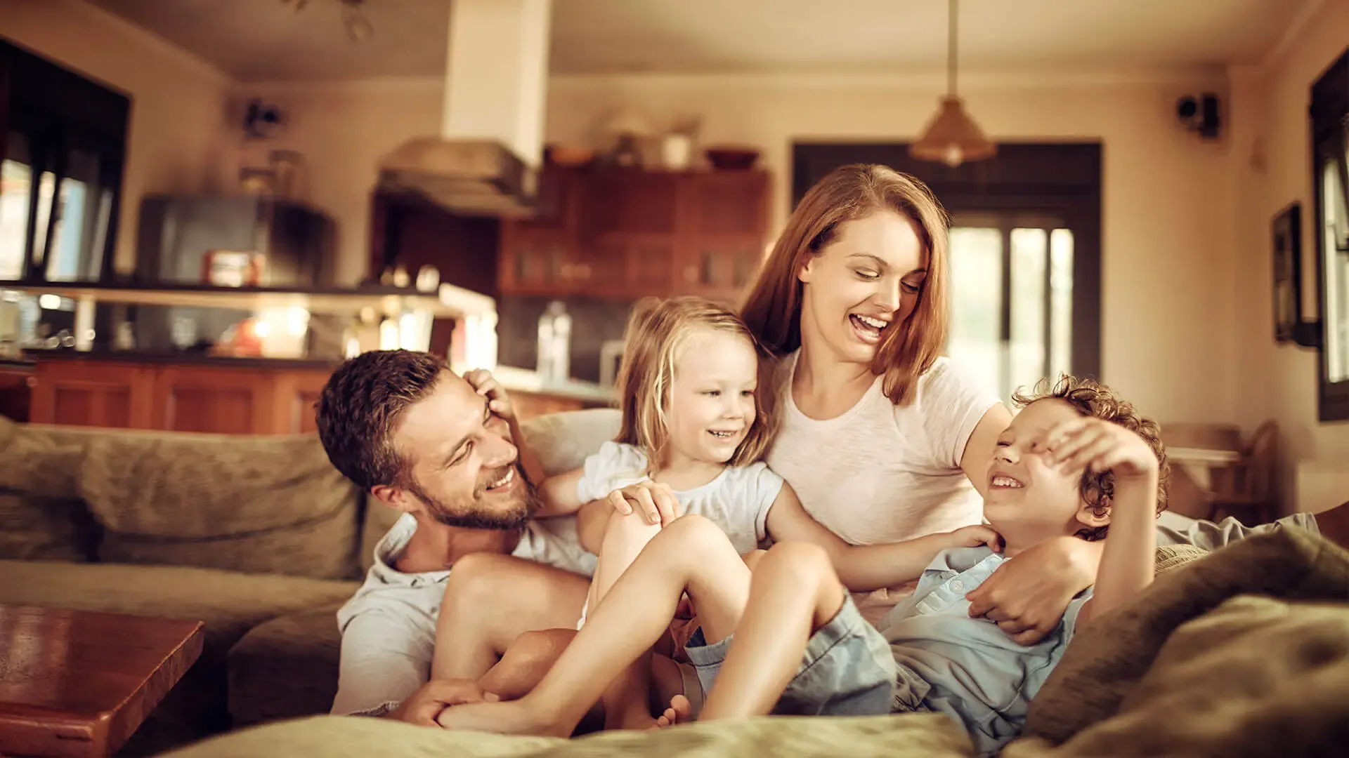 Familie kuschelt auf der Couch