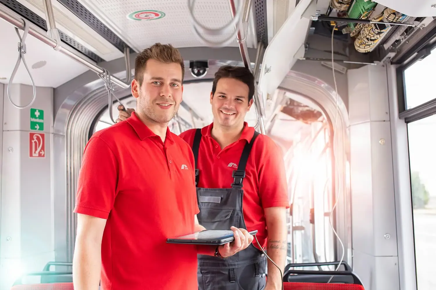 Mobil Kollegen mit Tablet in der Straßenbahn