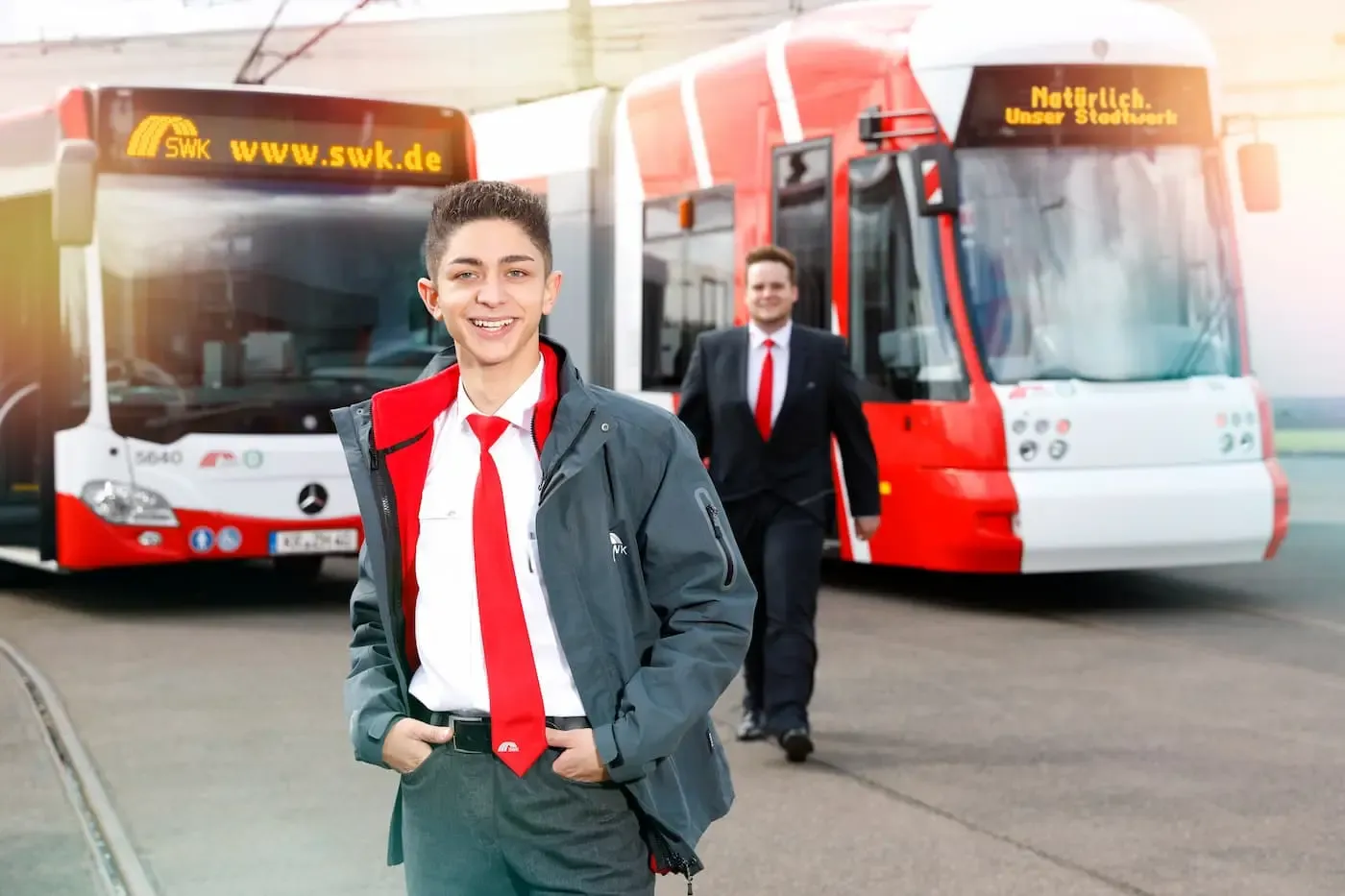 Mobil Kollegen vor Bus und Straßenbahn