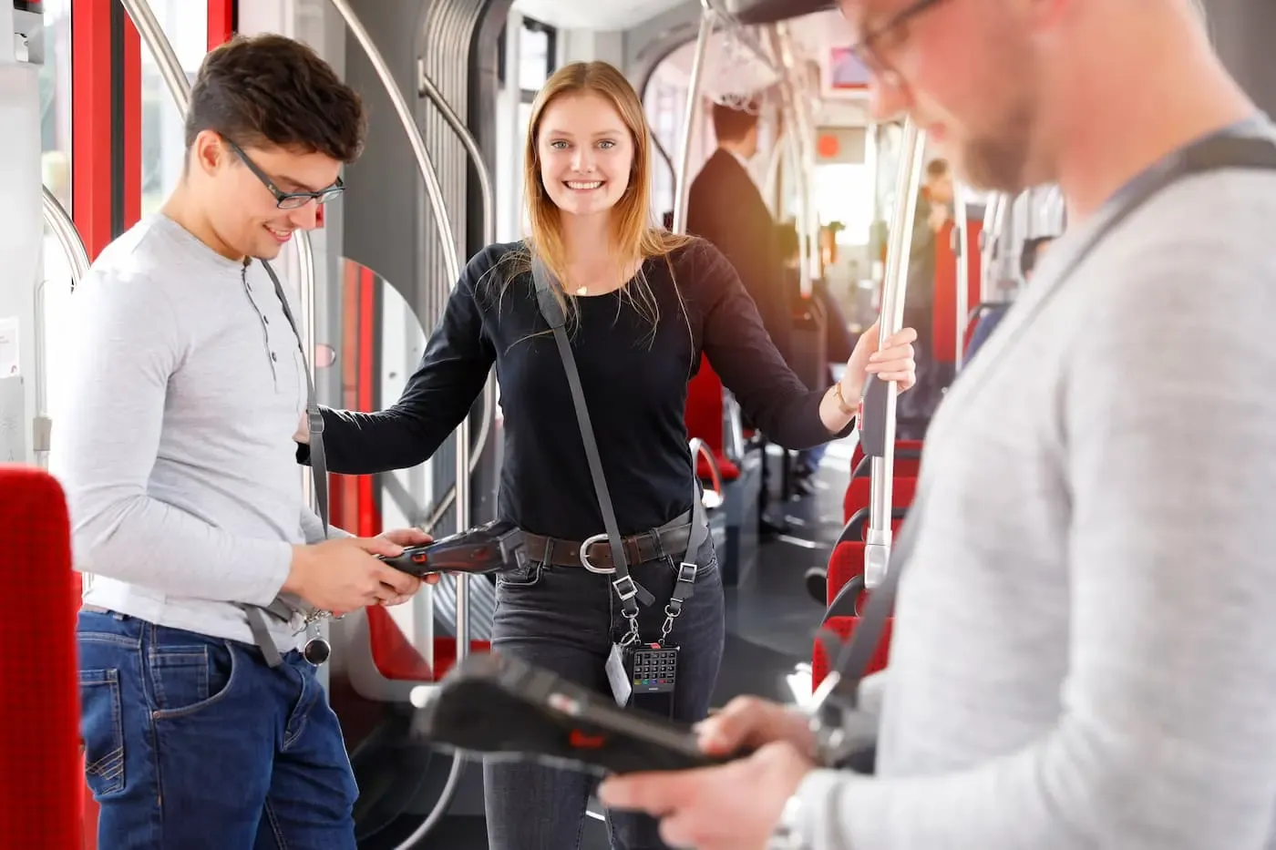 Werkstudenten Fahrausweisprüfung stehend in Straßenbahn