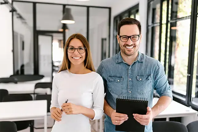 Junge Frau und junger Mann in casual stehend