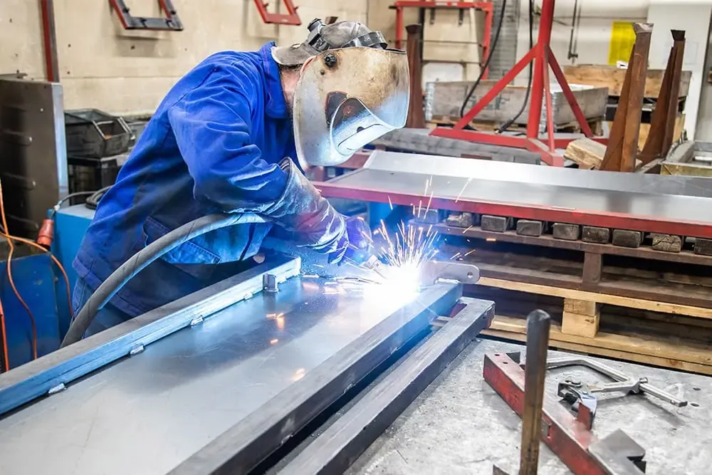 Metalltechniker mit Schutzausrüstung schweißend