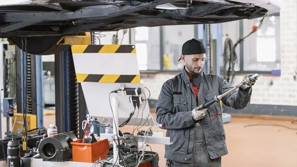 Mobil Mechaniker unter Fahrzeug