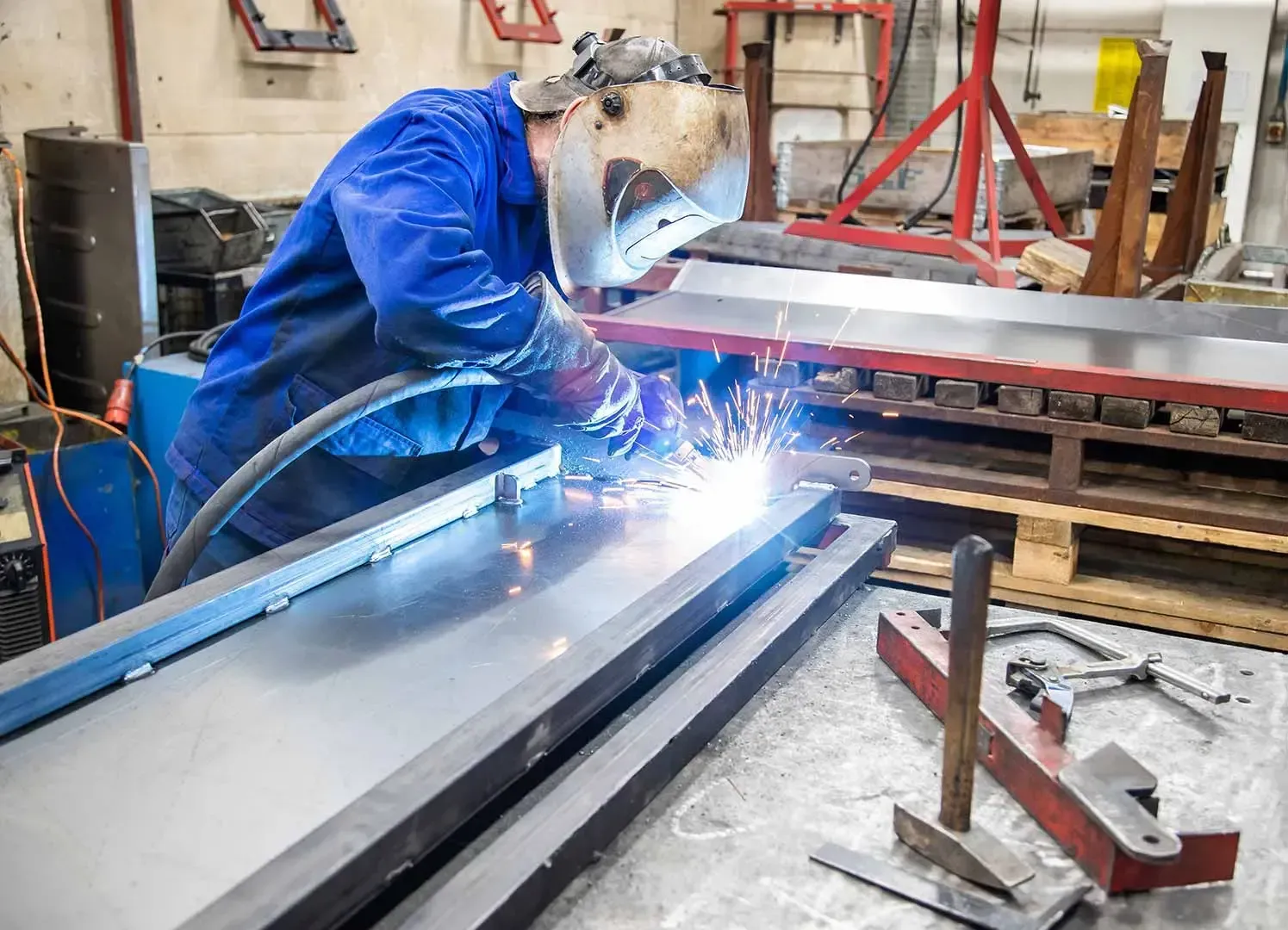 Elektroniker der SWK schweißt