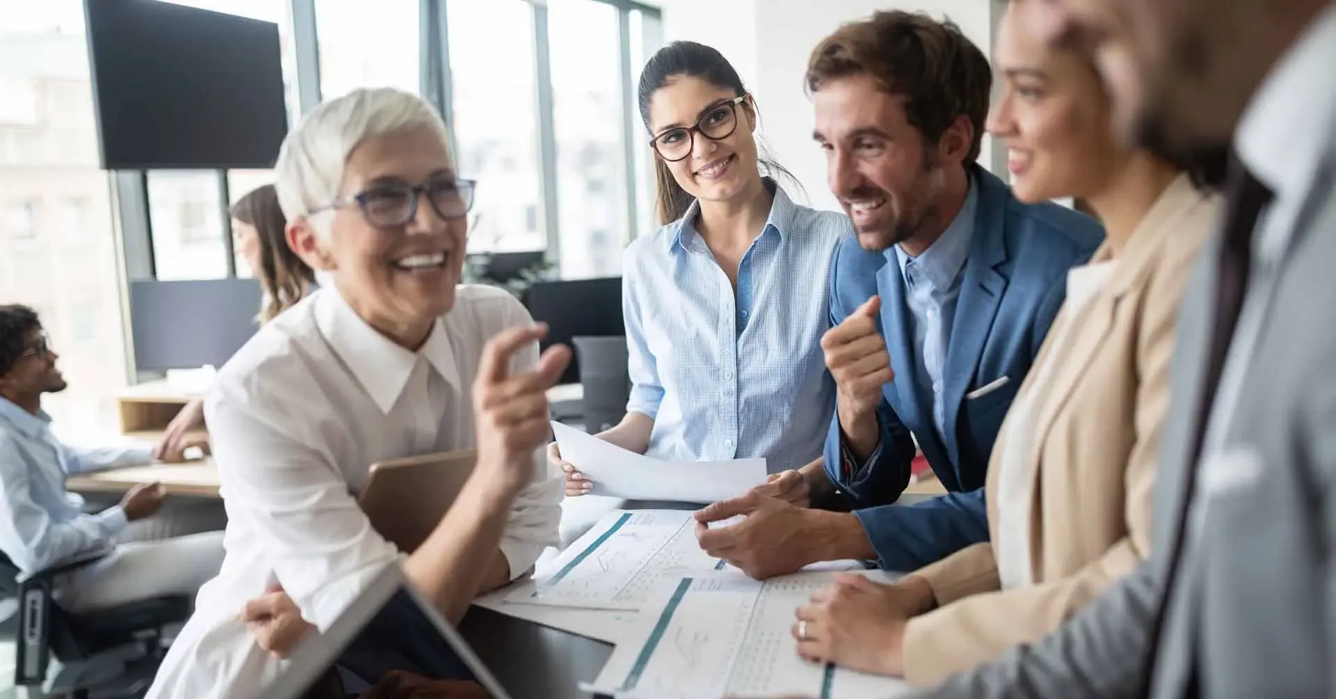 Mitarbeitende im SWK Konzern diskutieren