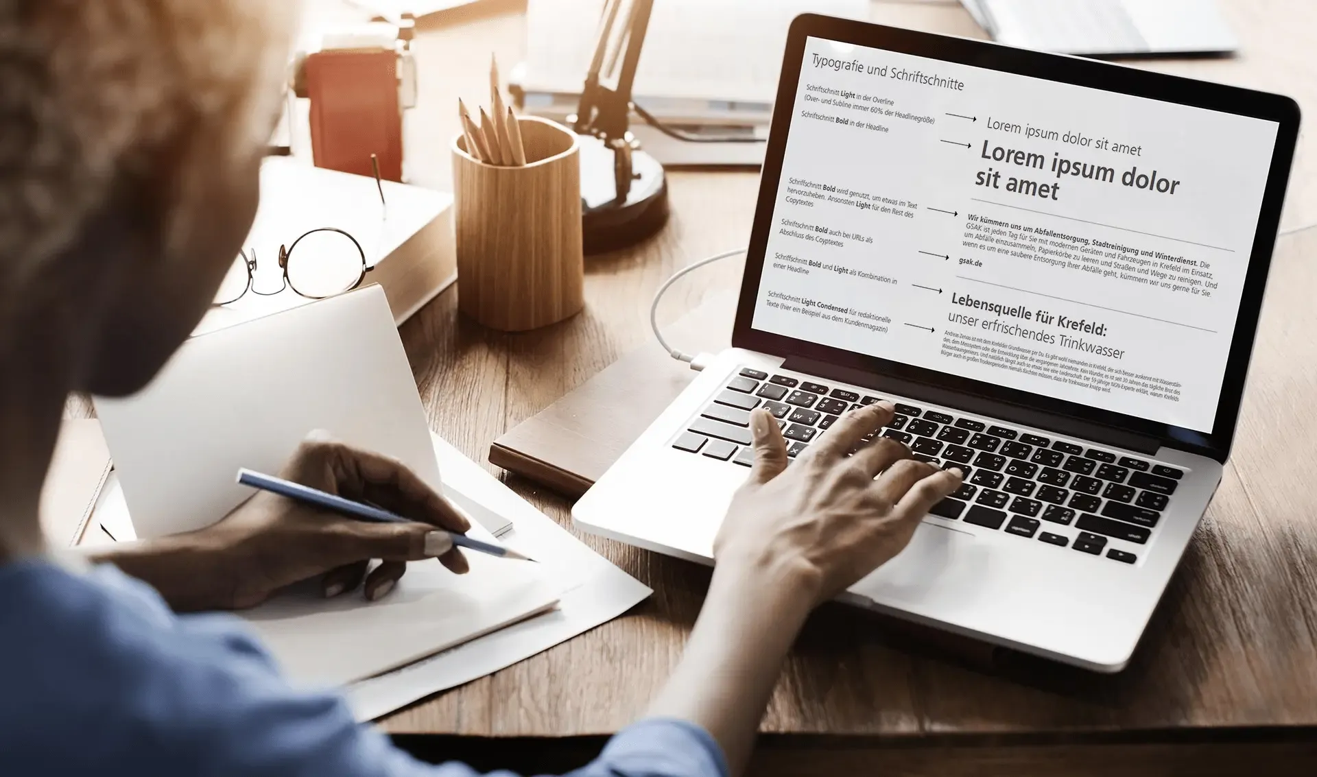 SWK Typografie Person tippt auf Laptop