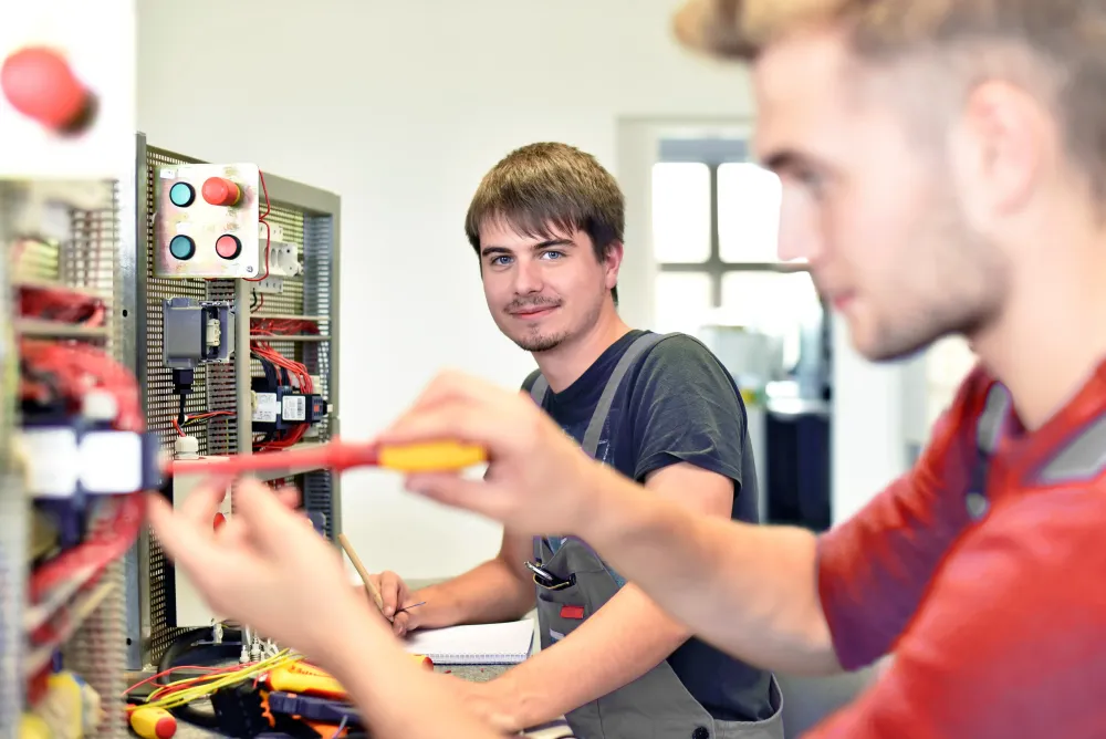 ausbildung-elektroniker-versorgung.webp Ausbildung zum Elektroniker für Betriebstechnik in der Versorgung (w|m|d) | SWK