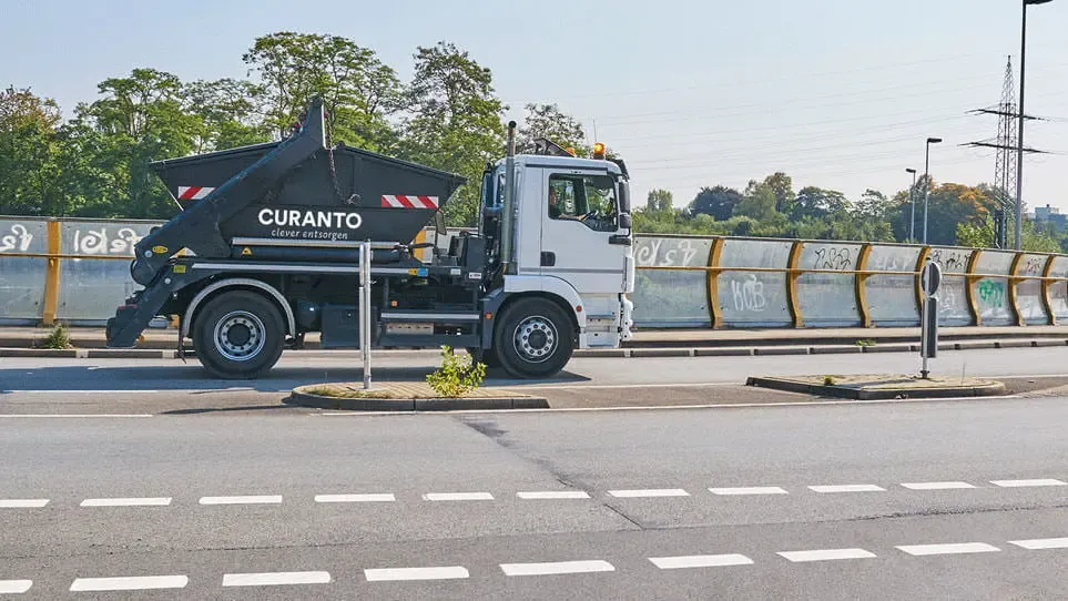 CURANTO Fahrzeug auf einer Straße fahrend