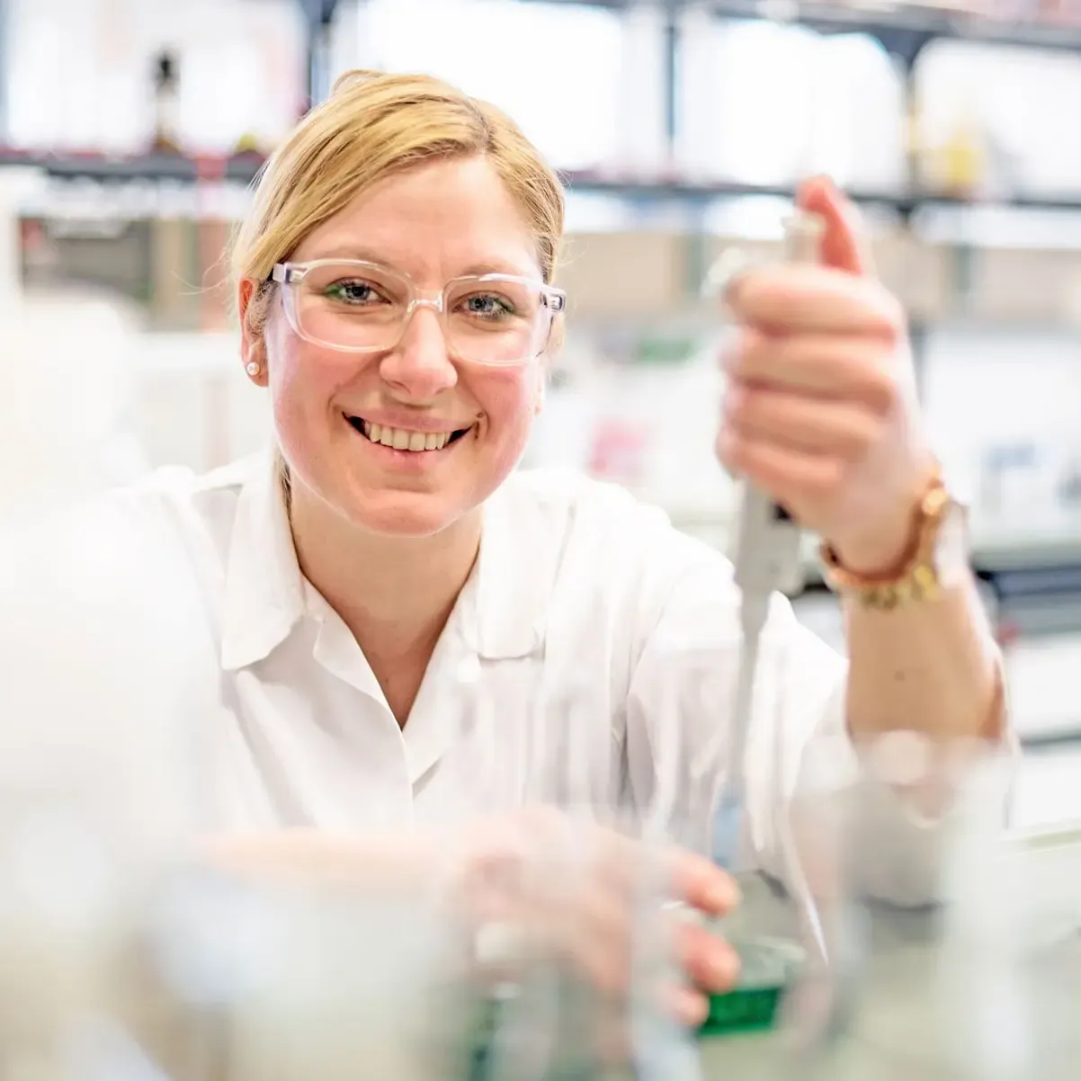 EGK Chemielaborantin mit Pipette in der Hand