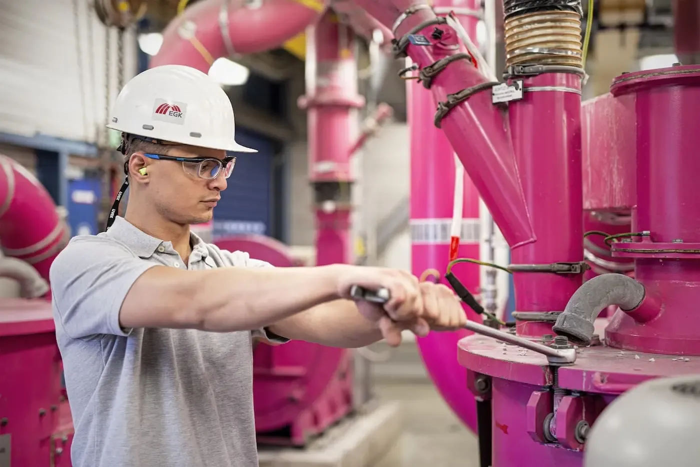 EGK Industriemechaniker bei der Arbeit