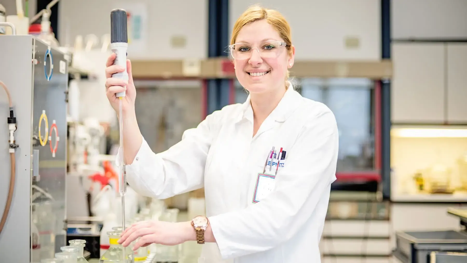 EGK Chemielaborantin mit Pipette in der Hand