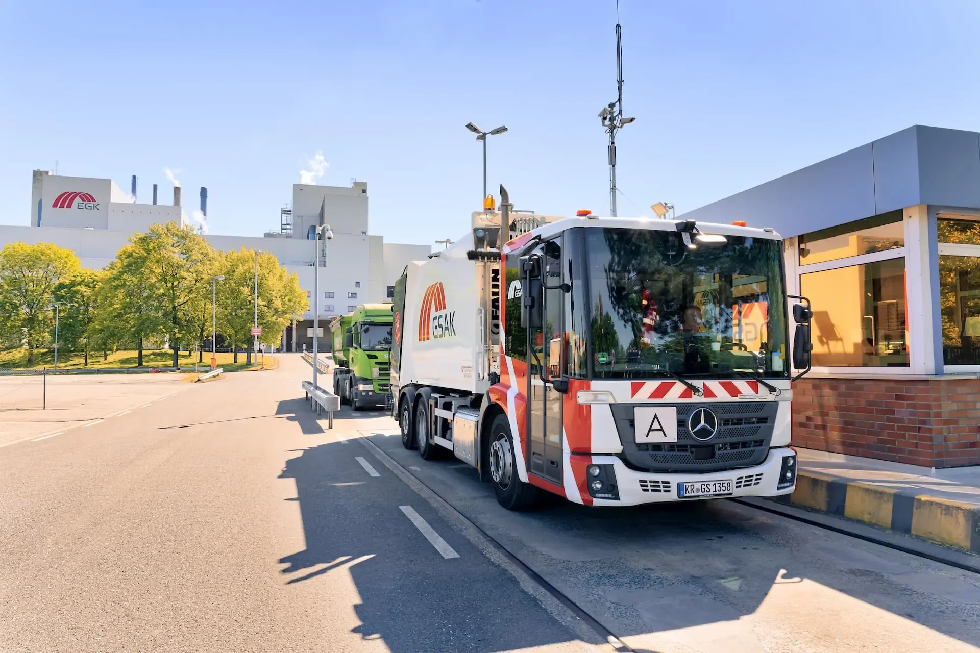 LKW von der EGK steht vor der Abfallannahme in Krefeld