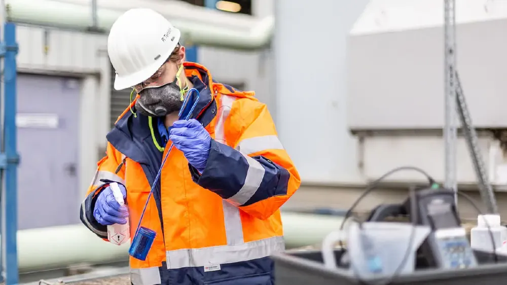 EGK Laborant mit Sprühflasche