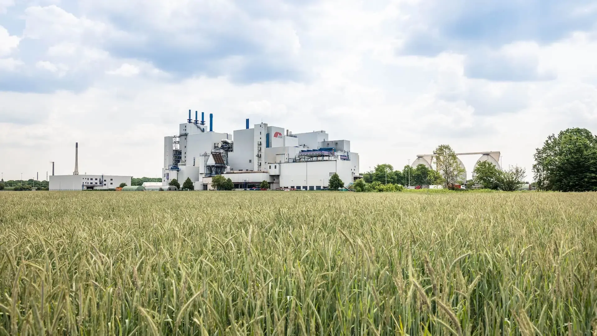 EGK Firmensitz Blick vom Feld