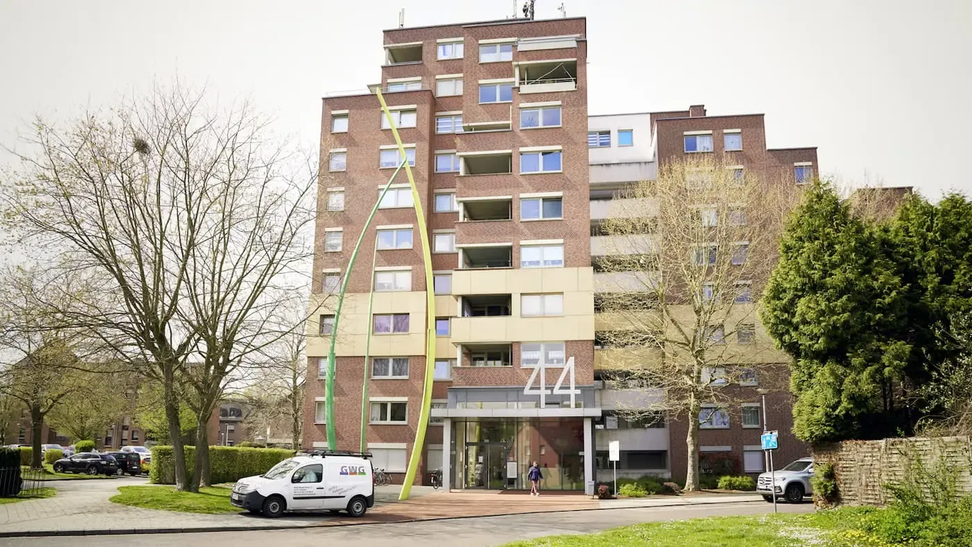 Hochhaus von vorne fotografiert
