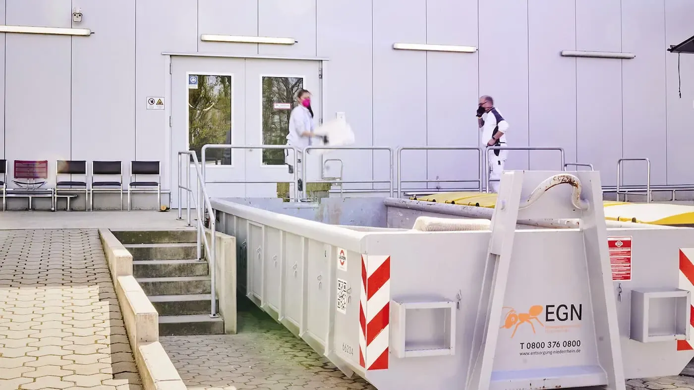 EGN Mitarbeiter stehen vor Containern