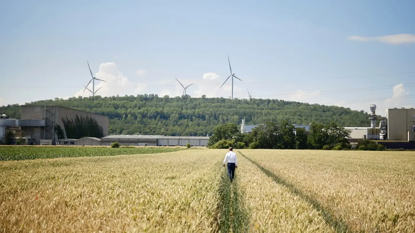 Mann läuft auf einem Feld