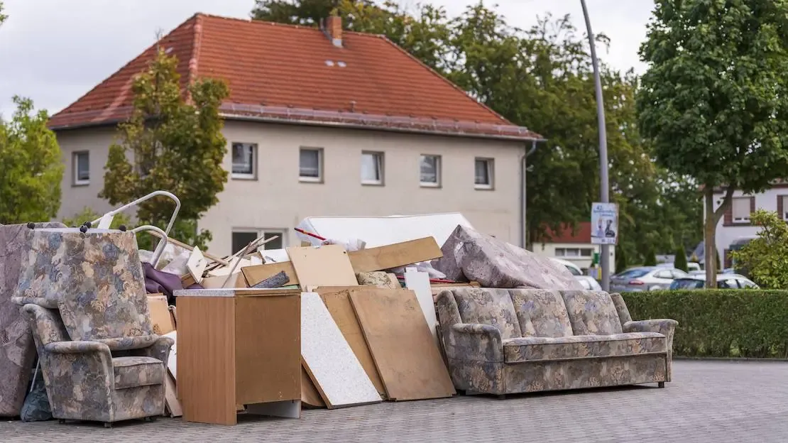 GSAK Möbel aus entrümpelter Wohnung für Sperrmüllabholung am Straßenrand bereitgestellt