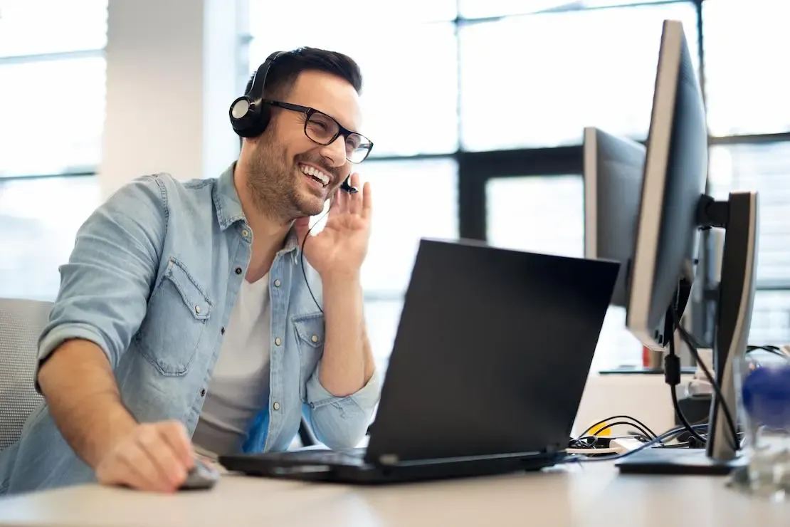 GSAK Berater mit Headset vor dem Laptop