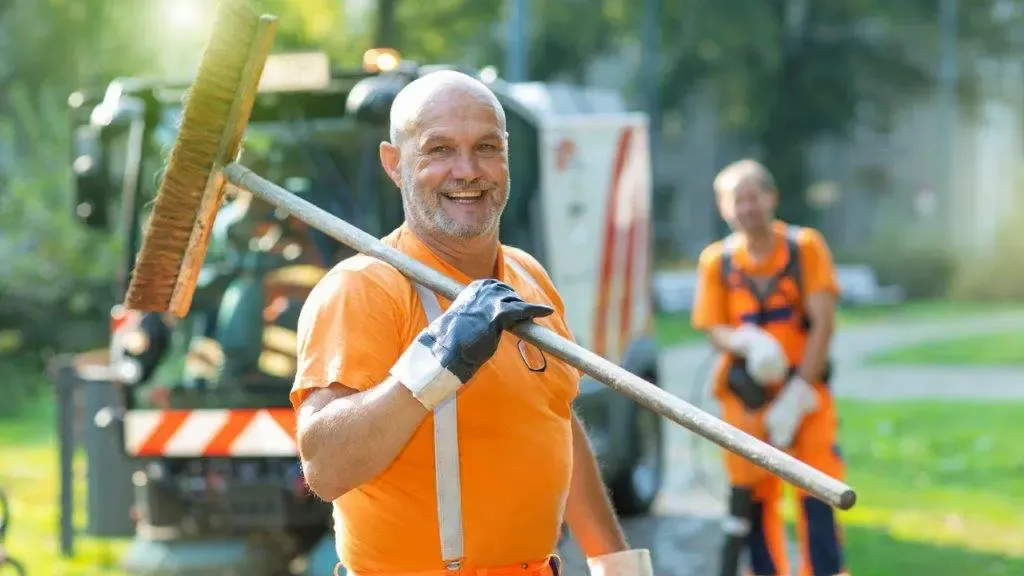 GSAK Mitarbeiter mit Besen auf der Schulter