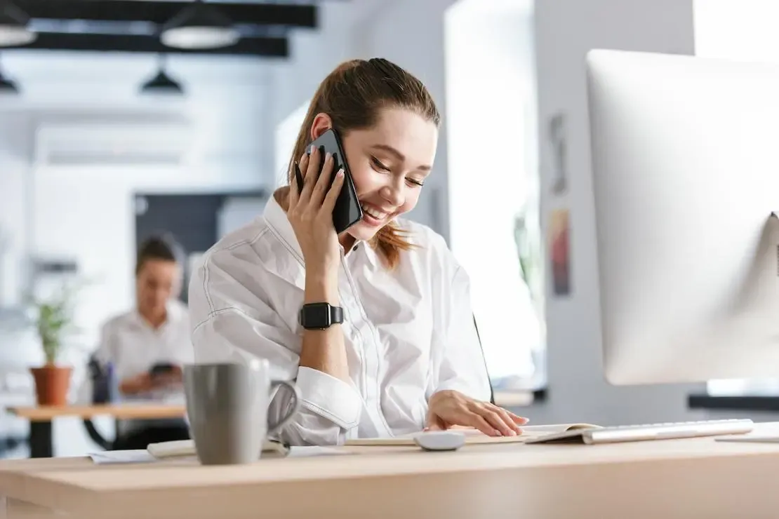 GSAK Junge Frau telefoniert im Büro