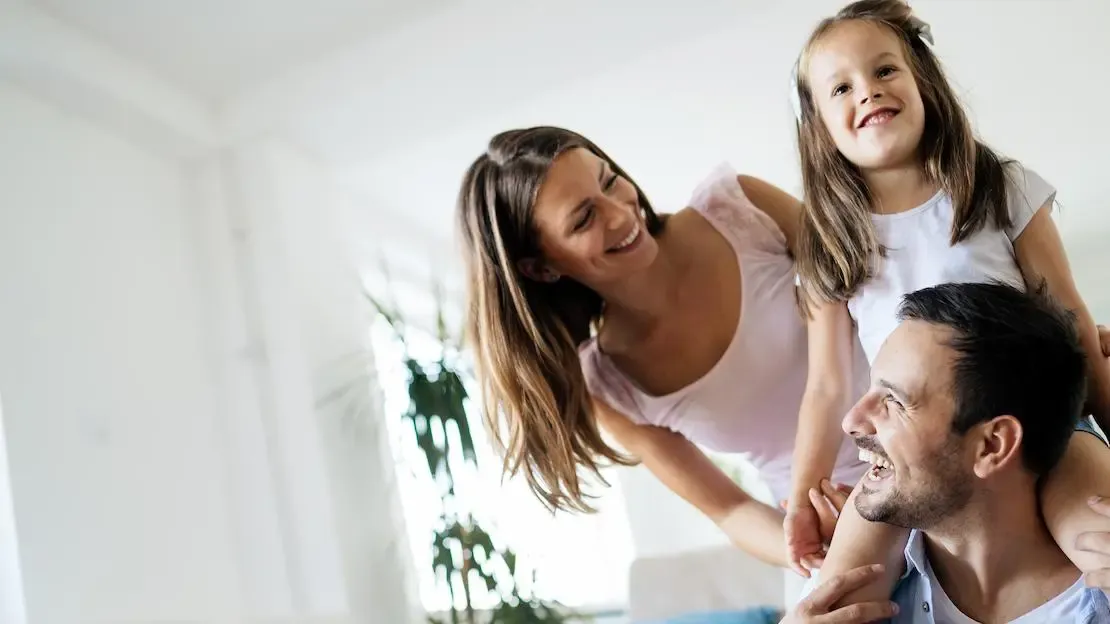 GSAK Familie und Tochter sitzt auf den Schultern des Vaters