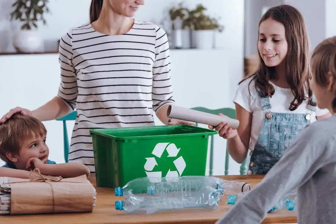 GSAK Mutter mit Kindern und Spielzeug Recycling Tonne