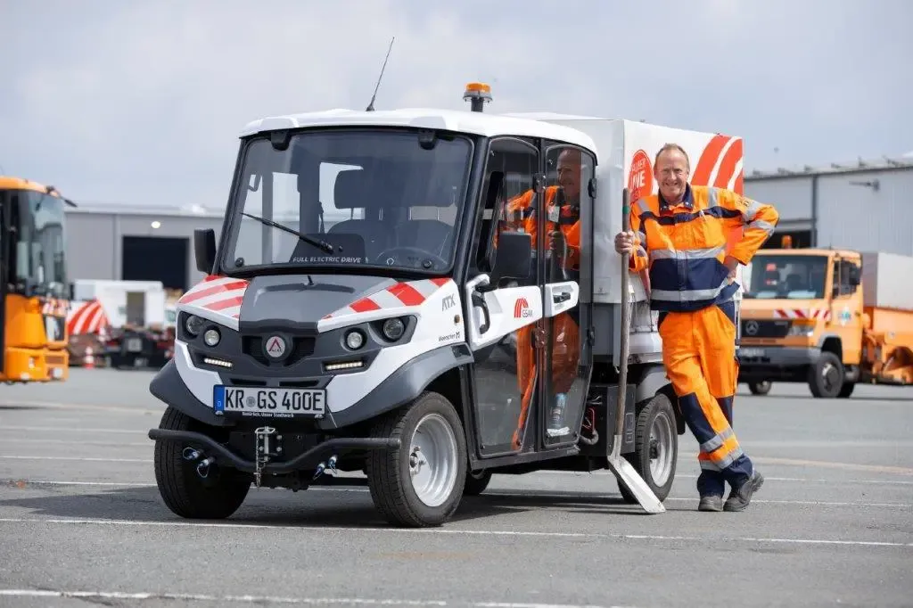 Mitarbeiter von der GSAK posiert vor einem Fahrzeug der Sauberline