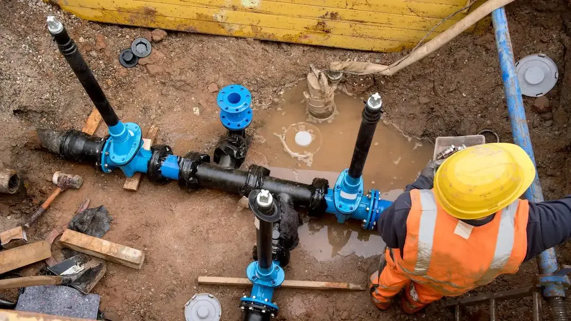 Mitarbeiter der IDN bei der Installation von Wasserrohren