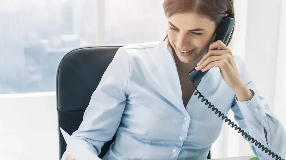 Mitarbeiterin der IDN berät einen Kunden am Telefon
