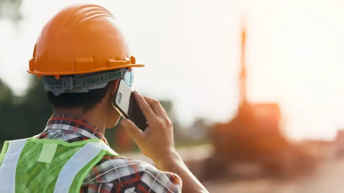 Mitarbeiter der IDN telefoniert