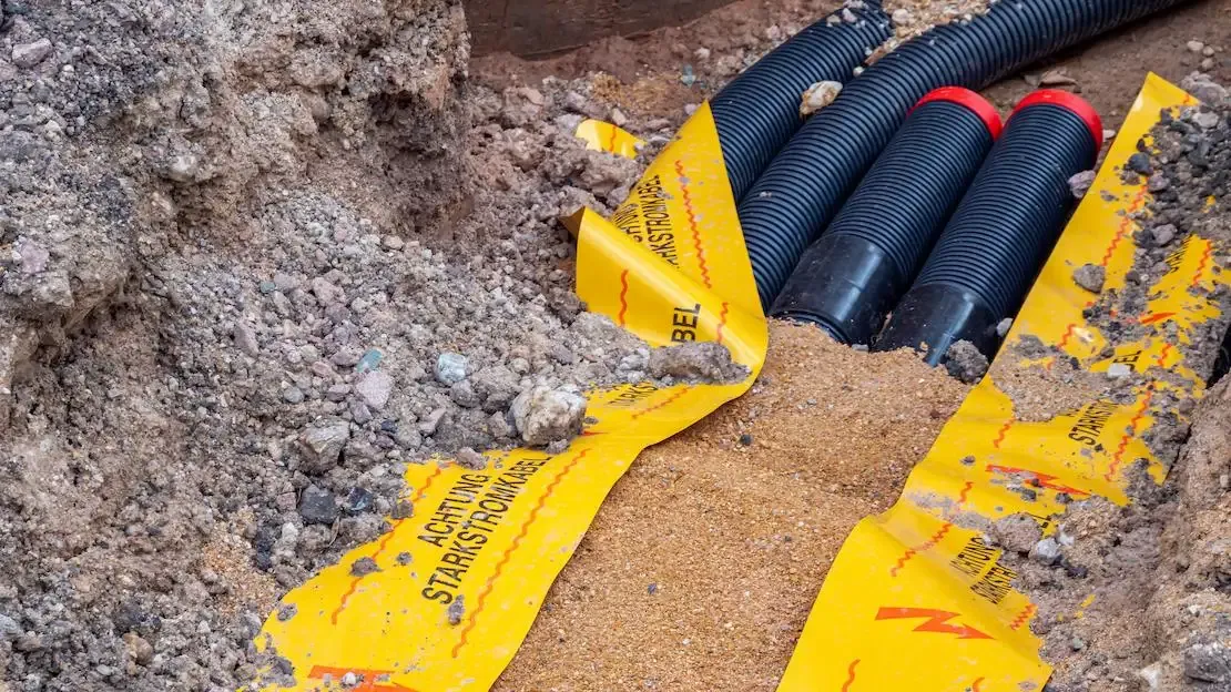 IDN Baustelle mit Starkstromkabeln und Sicherheitsband