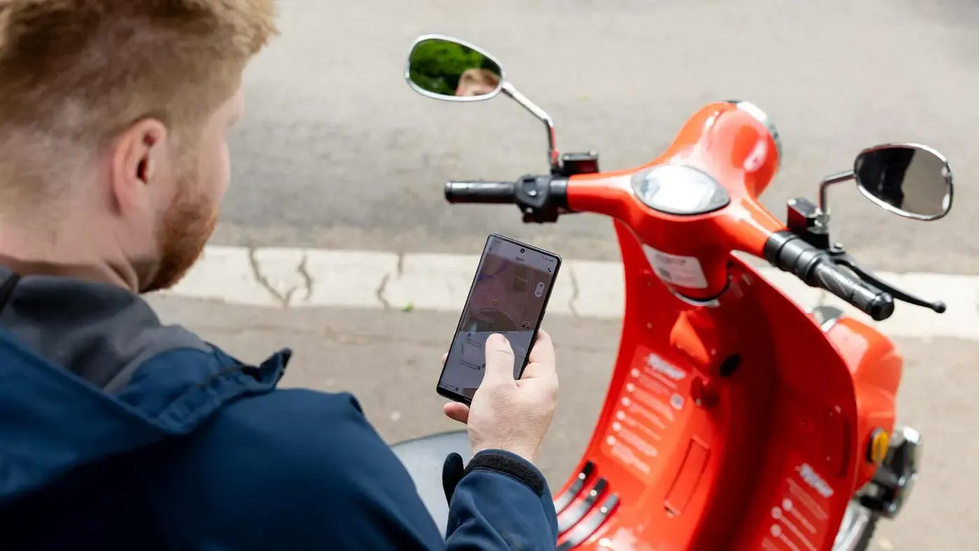 Mann mit Smartphone am SWK KRuiser