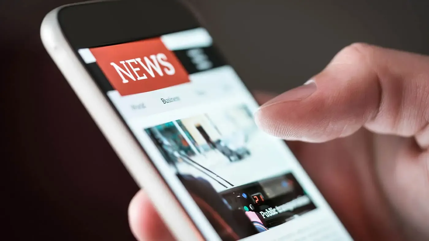 Smartphone mit einen News Feed