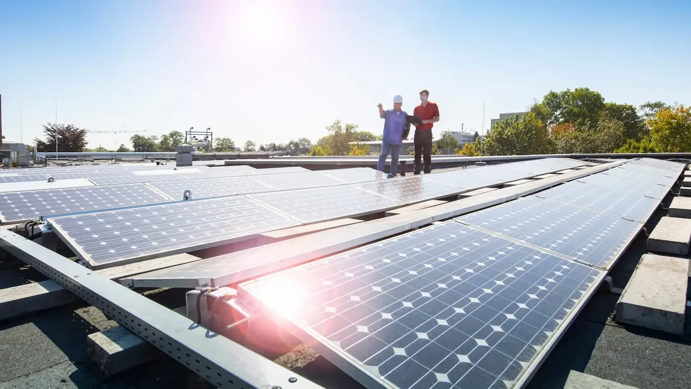 NGN Kollegen auf einen Dach mit Solarpanelen