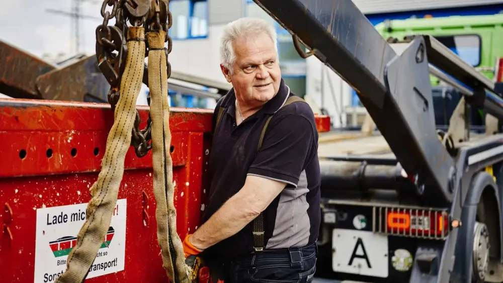Mitarbeiter von Container Schug aus Kaarst sichert einen Container