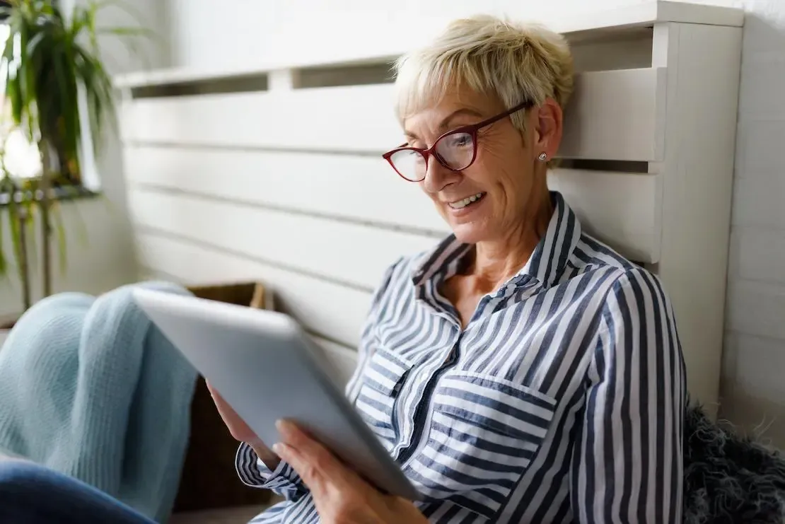 swk-businessportal-kontakt.webp Ältere Dame mit Tablet in der Hand