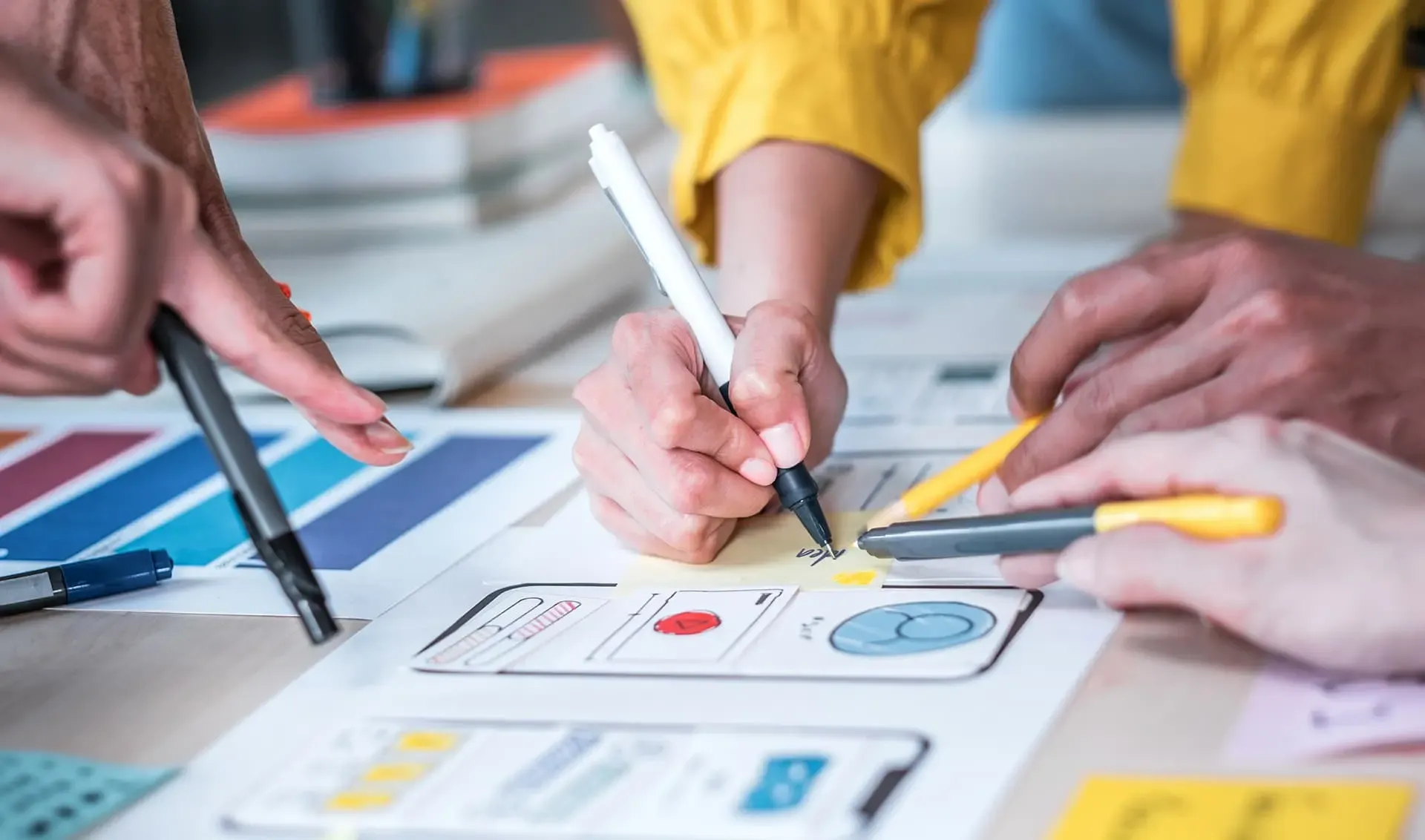 SWK Corporate Design Personen schreiben auf einen Zettel