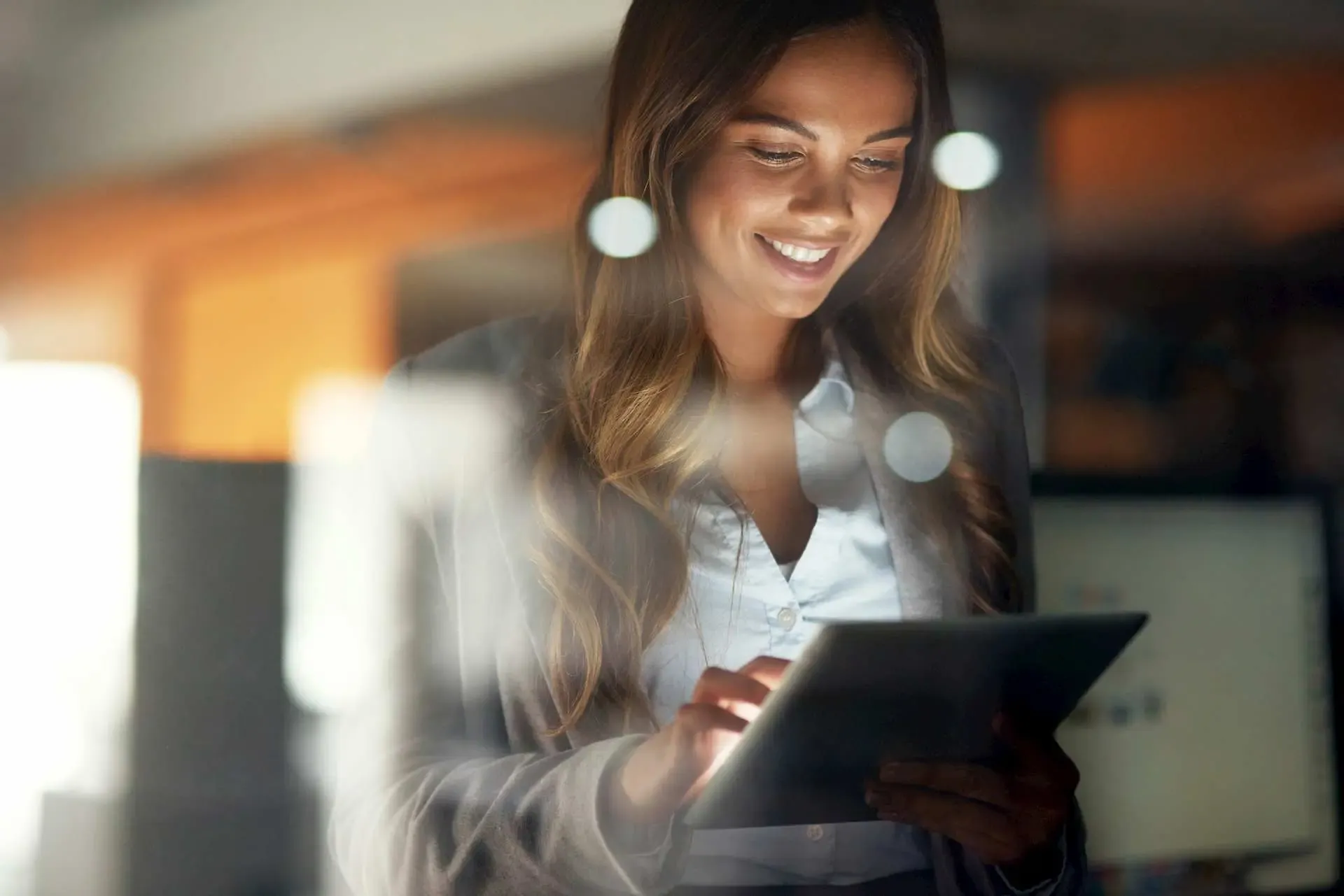 Kundin surft mit dem Tablet im SWK Kundenportal