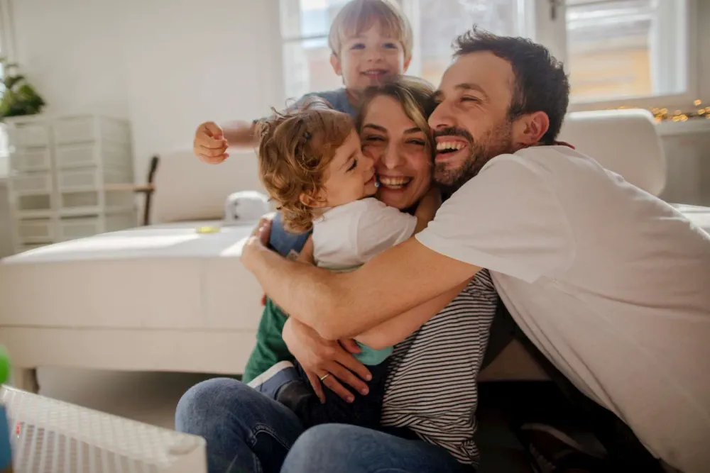 Familie umarmt sich und freut sich