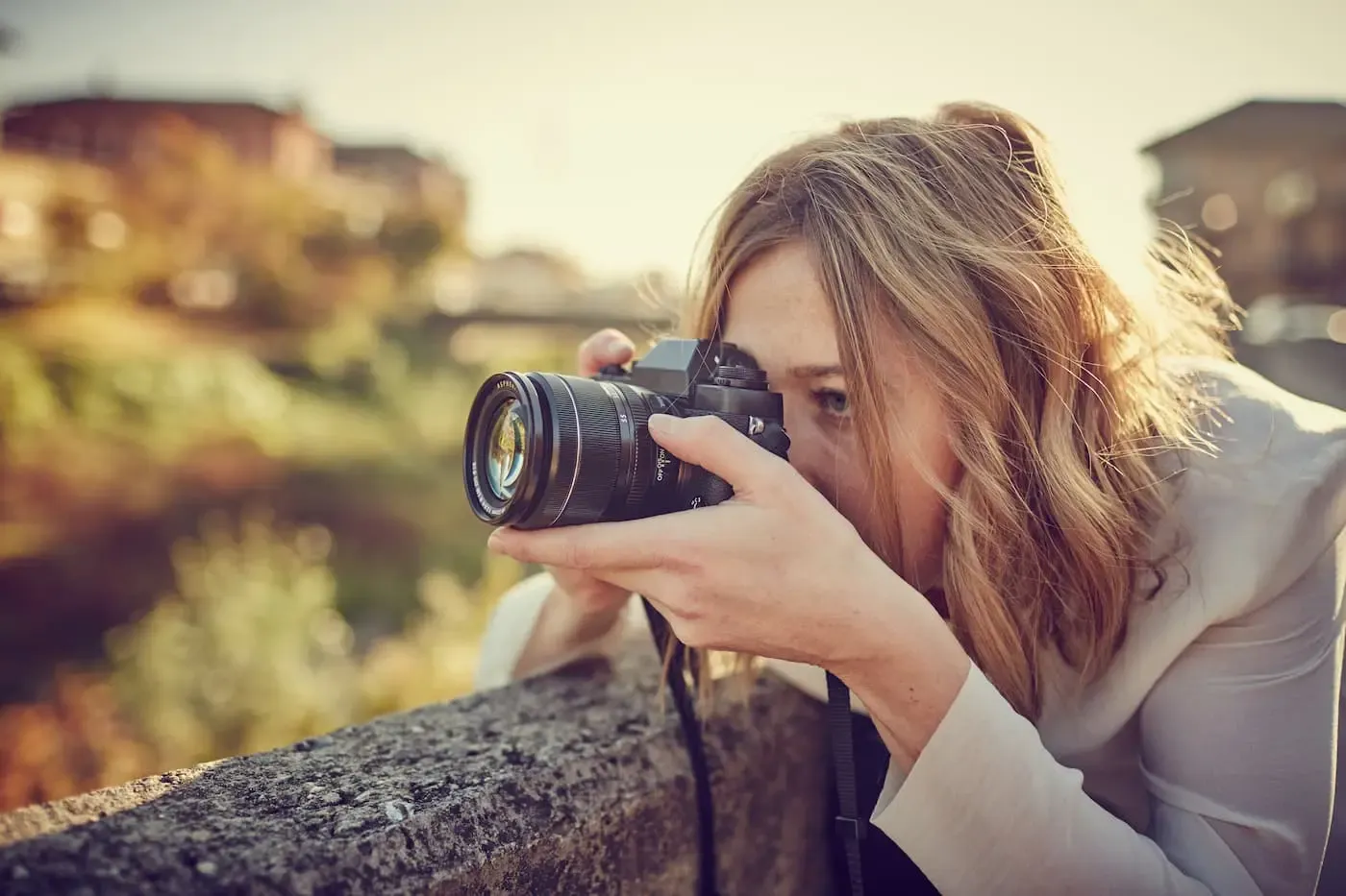 Frau aus dem Foto Club schaut durch eine Kamera