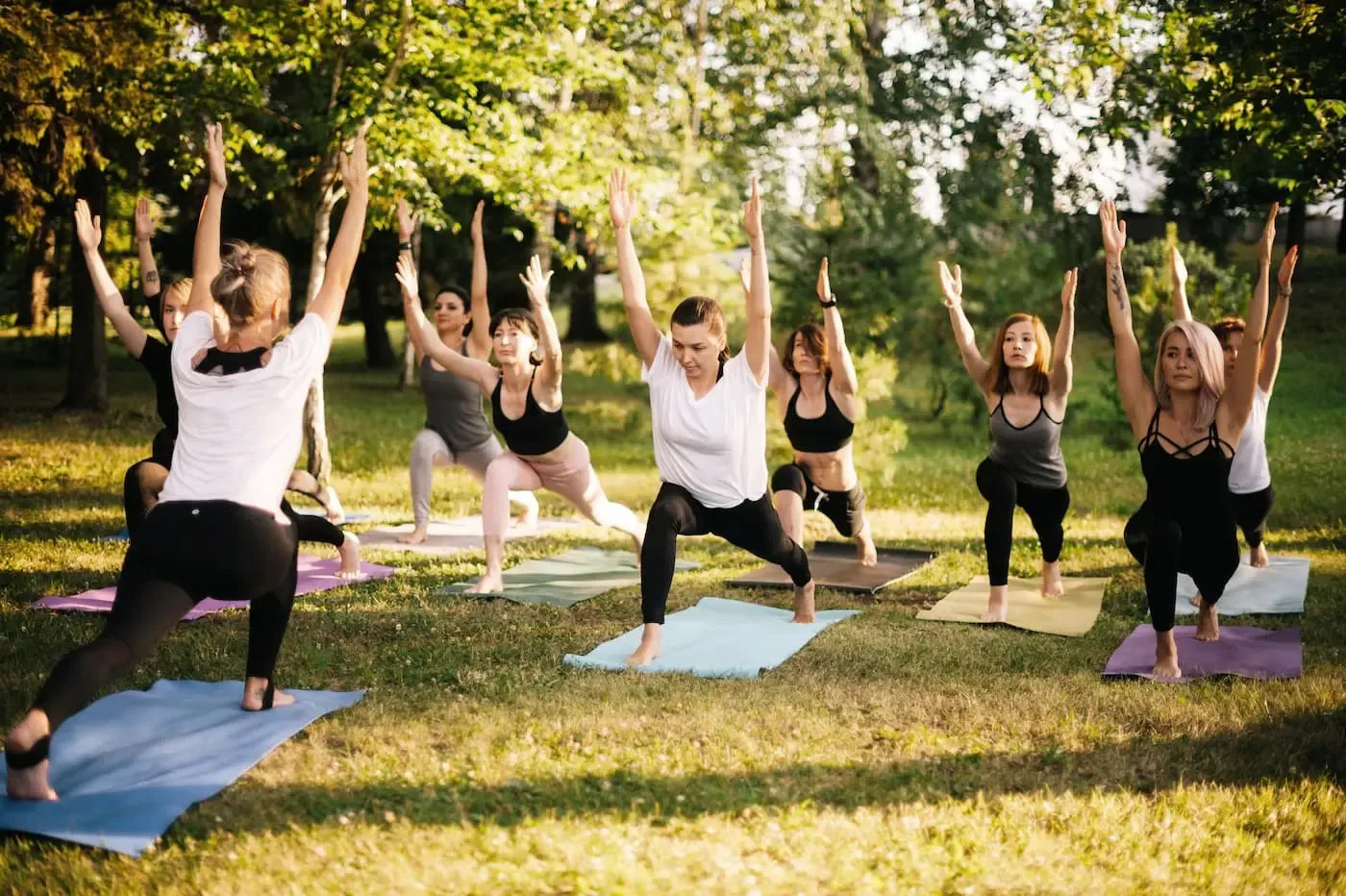 Damen Fitness Gruppe der SWK Vereinigung macht Yoga Übungen im Park