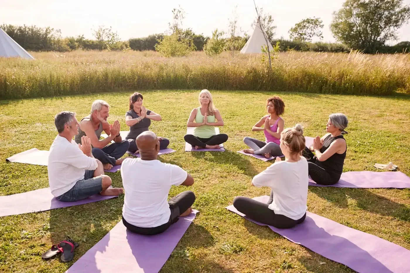 Gruppe der SWK Vereinigung Yoga während einer Übung in der Natur