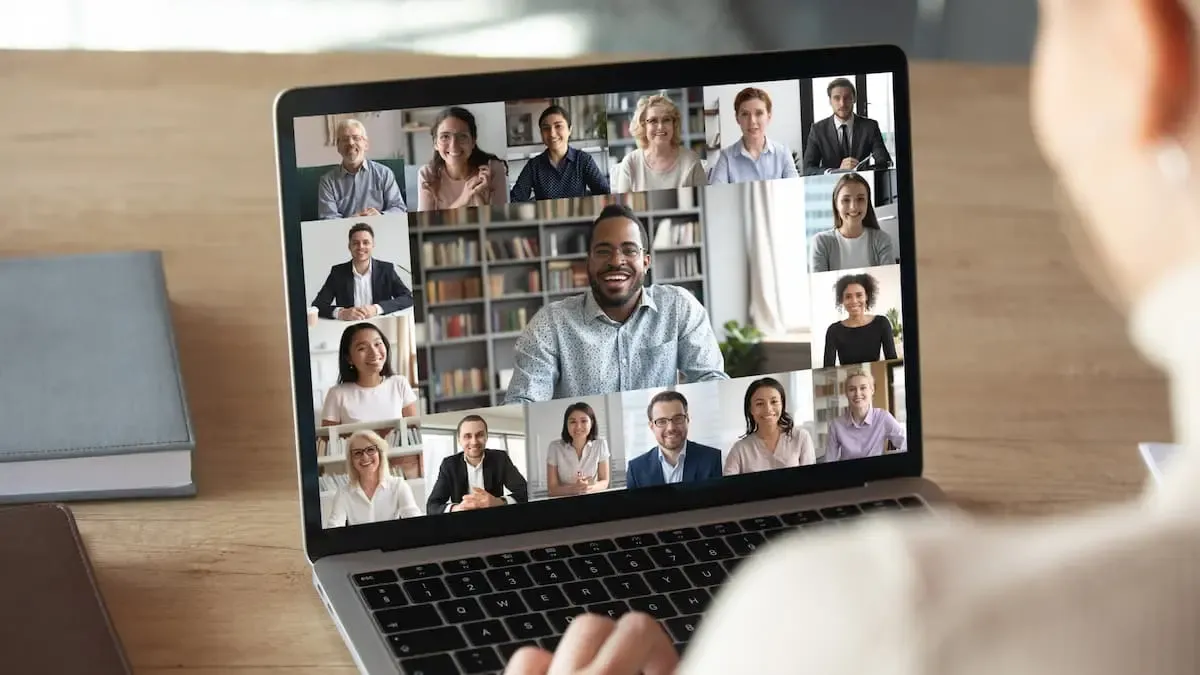Laptop mit Teilnehmenden an einem Online-Webinar